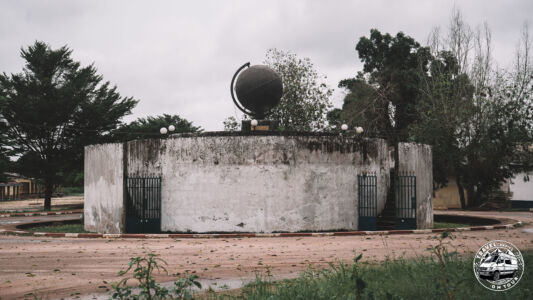 Republic Of The Congo, Equator Monument Makoua - Makoua - GPS (0,000021; 15,629683)